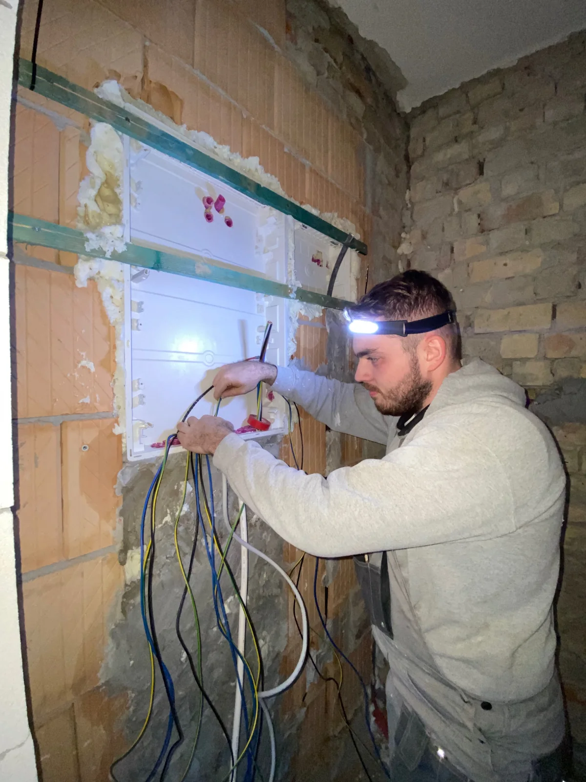 Károlyi Kevin, a Károlyi Elektrik ügyvezetője villanyszerelés közben