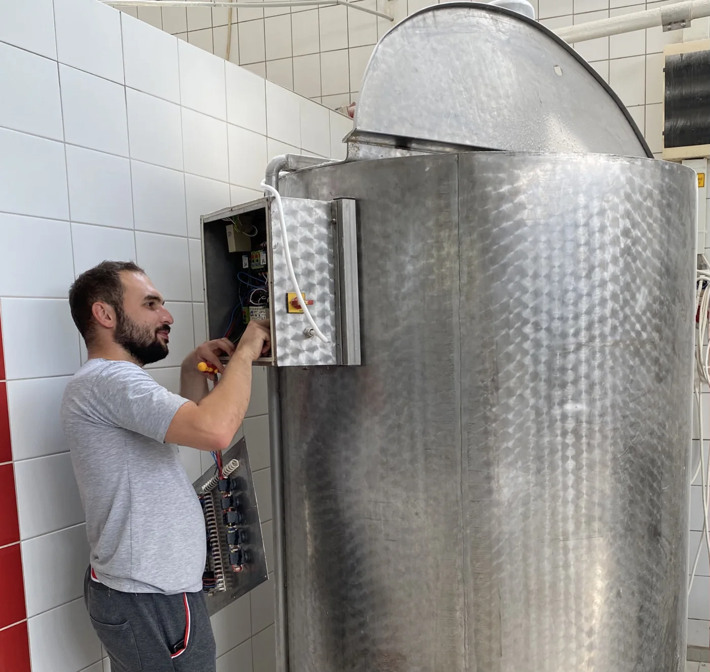 Márk elektrotechnikus üzemi gép villamos karbantartása közben